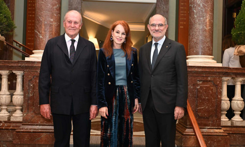 El Círculo Ecuestre homenajea la trayectoria de Josep Piqué en una emotiva tertulia