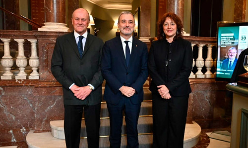 Jaume Collboni se compromete en el Círculo Ecuestre a construir 52.600 viviendas para ampliar la ciudad de Barcelona