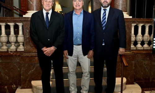 El Círculo Ecuestre rinde homenaje a Carlos Sainz en su primera visita al club