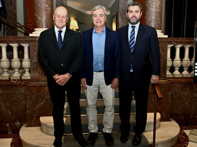 El Círculo Ecuestre rinde homenaje a Carlos Sainz en su primera visita al club El Círculo Ecuestre rinde homenaje a Carlos Sainz en su primera visita al club