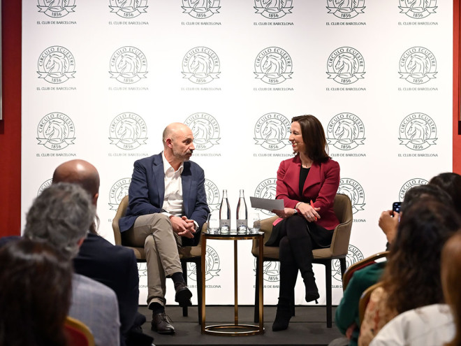 El escritor Iván de Cristóbal revela en el Círculo Ecuestre los secretos detrás de sus novelas y su método para emocionar