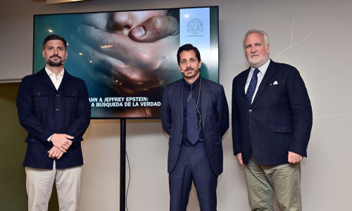 El Círculo Ecuestre ha acogido la presentación de “Inocencia Robada: El Precio del Poder”, de Julián Peribáñez